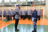 dowódca uroczystości składa meldunek komendantowi wojewódzkiemu policji w Łodzi