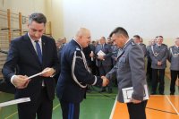 komendant wojewódzki policji w Łodzi gratuluje komendantowi powiatowemu policji w Pabianicach