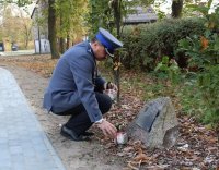 komendant powiatowy policji w Pabianicach zapala znicz ofiarom Zbrodni Katyńskiej