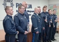 kierownictwo policji garnizonu łódzkiego wraz z laureatami konkursu