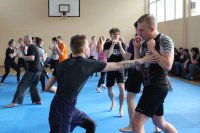 młodzież podczas treningu sztuk walki