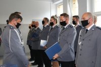 Komendant Powiatowy Policji w Pabianicach wręcza policjantom akty mianowania na wyższe stopnie służbowe