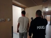 zatrzymany doprowadzany do aresztu