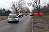 Miejsce wypadku drogowego w Konstantynowie Łódzkim, na pierwszym planie radiowóz policyjny, w tle rozbite pojazdy i parawan do oględzin.
