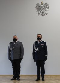 Komendant Wojewódzki Policji w Łodzi nadinspektor Sławomir Litwin oraz Komendant przyjmujący stanowisko.