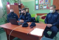 Trzech umundurowanych policjantów prowadzących zajęcia online.