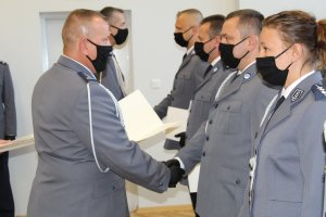 Komendant Powiatowy Policji w Pabianicach gratuluje awansowanym policjantom.