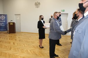 Komendant Powiatowy Policji w Pabianicach gratuluje awansowanym policjantom.