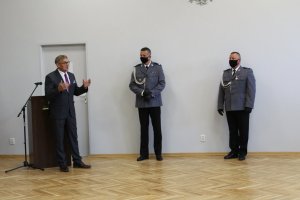 Przemówienie Starosty Powiatu Pabianickiego. Obok stoją komendanci z Komendy Powiatowej Policji w Pabianicach.