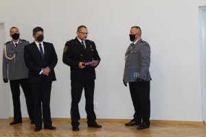 Od lewej strony stoją kolejno:podinspektor Mariusz Siejka, Grzegorz Mackiewicz, Tomasz Makrocki i inspektor Jarosław Tokarski.