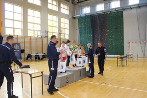 Zwycięskie drużyny otrzymują upominki od policjantów, którzy zorganizowali turniej.