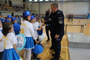 Najlepsi kibice otrzymują puchar od Komendanta Powiatowego Policji w Pabianicach.