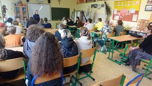 Spotkanie na temat przemocy zorganizowane w szkole przez funkcjonariuszkę z Komendy Powiatowej policji w Pabianicach.