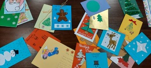 Kolorowe kartki napisane do Świętego Mikołaja przez podopiecznych domu dziecka.
