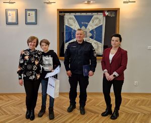 wręczenie nagród laureatowi konkursu przez Komendanta Powiatowego Policji w Pabianicach, inspektora Jarosława Tokarskiego oraz Dyrektora kina Helios - Monikę Mikusek.