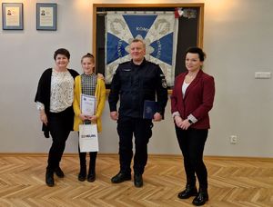 wręczenie nagród laureatce konkursu przez Komendanta Powiatowego Policji w Pabianicach, inspektora Jarosława Tokarskiego oraz Dyrektora kina Helios - Monikę Mikusek.
