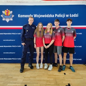 Policjant z drużyną reprezentującą powiat pabianicki w finale konkursu o Puchar Komendanta Wojewódzkiego Policji w Łodzi.