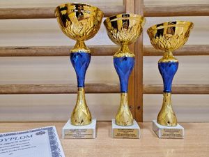Puchary dla zwycięzców powiatowych eliminacji XLIV Ogólnopolskiego Turnieju Bezpieczeństwa w Ruchu Drogowym.