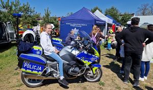uczestniczka pikniku na policyjnym motocyklu