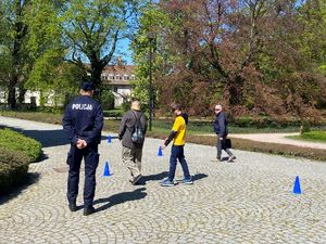Zadanie wykonywane przez uczestników gry miejskiej w Parku Słowackiego.