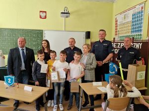 Laureaci konkursu objętego patronatem przez Komendanta Powiatowego Policji w Pabianicach.