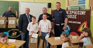 Laureaci konkursu objętego patronatem przez Komendanta Powiatowego Policji w Pabianicach.