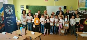 Uczestnicy, organizatorzy konkursu objętego patronatem przez Komendanta Powiatowego Policji w Pabianicach.