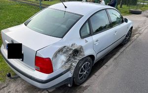 Uszkodzony pojazd w związku ze zdarzeniem drogowym obsługiwanym przez pabianickich policjantów.