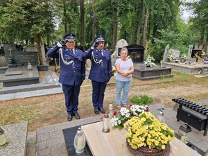 Komendanta Powiatowy Policji w Pabianicach, jego Zastępca oraz matka zmarłego policjanta przed jego grobem.