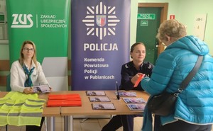Policjantka i pracownica Zakładu Ubezpieczeń Społecznych na spotkaniu z seniorami.