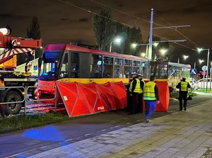 Policjanci pracujący na miejscu potrącenia pieszej przez tramwaj.