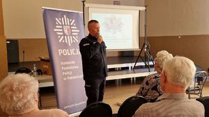 Komendant Powiatowy Policji w Pabianicach przemawia do zgromadzonych uczestników debaty.