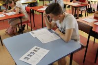 uczniowie piszący testu podczas Turnieju Bezpieczeństwo w Ruchu DRogowym