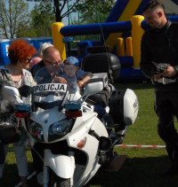 dziecko na policyjnym motocyklu