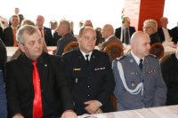 zastępca komendanta pabianickiej policji podczas uroczystości 100-lecia PCK