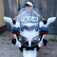 chłopiec na motocyklu policyjnym