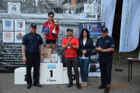 zwyciężczyni I Mistrzostw Polski Policji w biegu na 100 km w towarzystwie policjantów i organizatorów zawodów