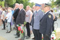przedstawiciele służb mundurowych i inne osoby podczas uroczystości obchodów 75. rocznicy wybuchu Powstania Warszawskiego