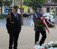 przedstawiciele służb mundurowych składają kwiaty pod Pomnikiem Legionisty