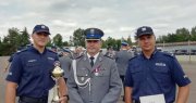 zwycięska para patrolowa wraz z zastępcą komendanta powiatowego policji w Pabianicach