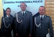 wyróżnieni policjanci wraz z zastępcą komendanta powiatowego policji w Pabianicach