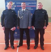 nowo przyjęci posterunkowi w towarzystwie zastępcy komendanta powiatowego policji w Pabianicach