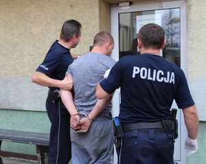 doprowadzenie zatrzymanego do komendy