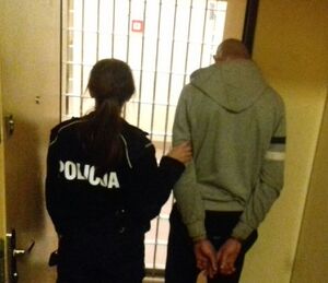 policjantka prowadzi zatrzymanego