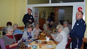 policjanci na spotkaniu z seniorami