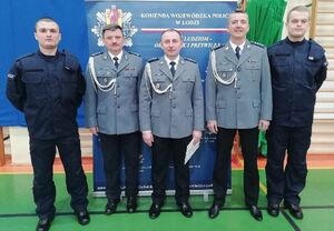nowo przyjęci policjanci wraz z kadrą kierowniczą pabianickiej policji