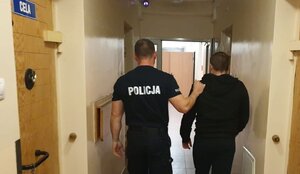 podejrzany doprowadzany do aresztu