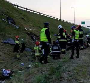 Policjanci i strażacy pracujący na miejscu zdarzenia.