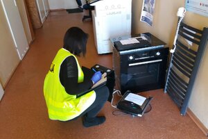 Policjantka zabezpiecza skradzione przedmioty.