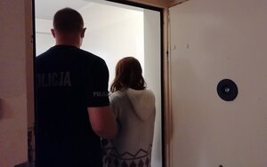 sprawczyni kradzieży doprowadzana do aresztu